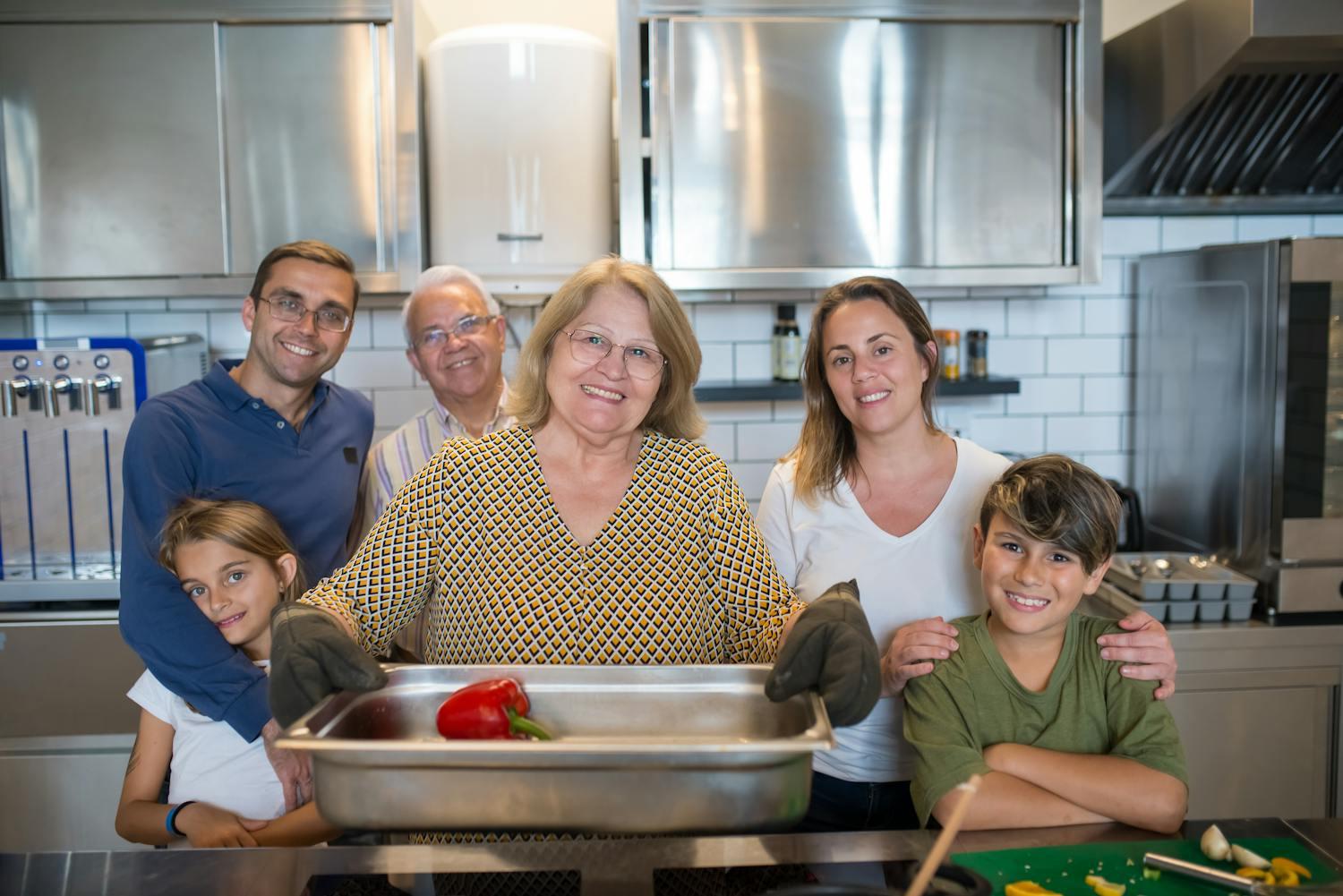 Familia chilena en su cocina